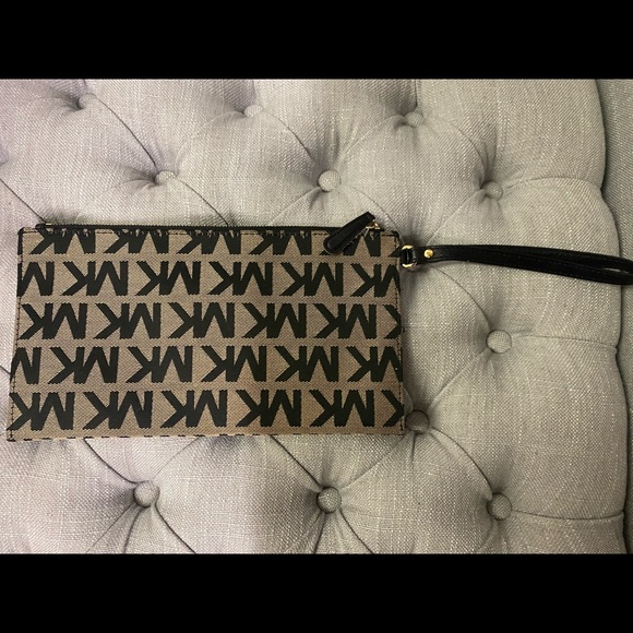 Micheal Kors Wristlet - Picture 2 of 6
